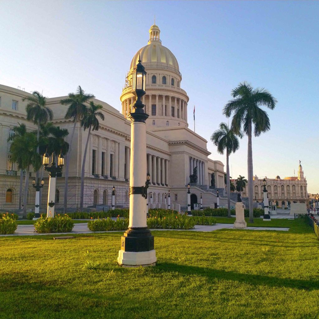 El Capitolio spacer w Hawanie z przewodnikiem