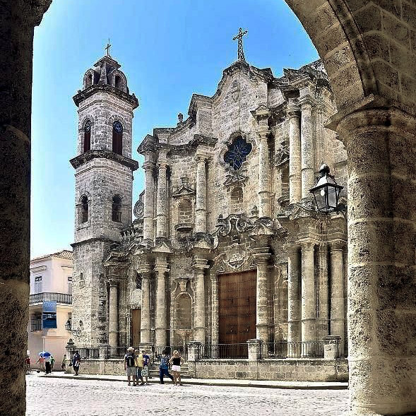 PLaza de la Catedral spacer w Hawanie z przewodnikiem