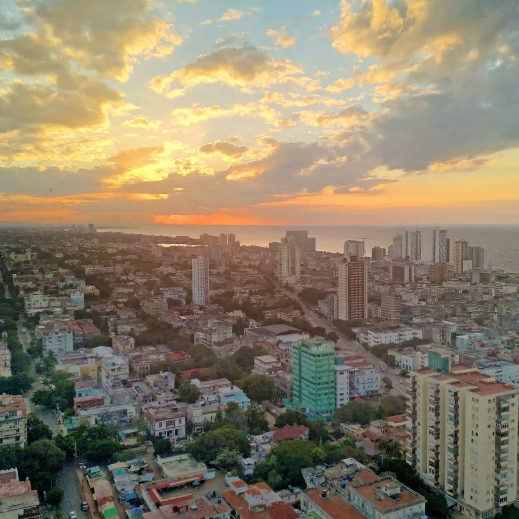 La Torre FOCSA bary z tarasem widokowym w Hawanie