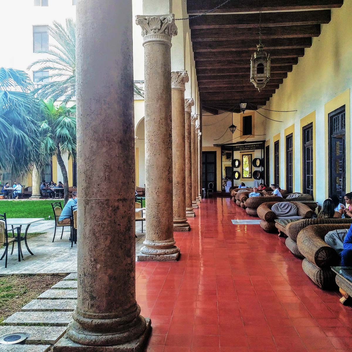 Hotel National bary z tarasem widokowym w Hawanie