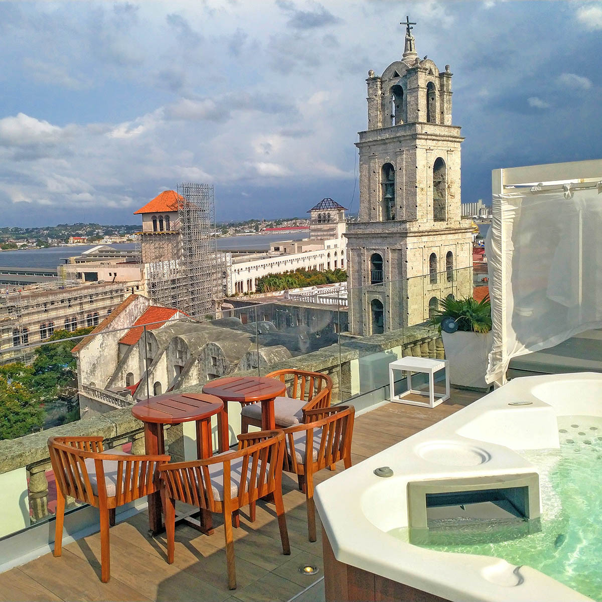 Hotel Palacio de los Corredores bary z tarasem widokowym w Hawanie